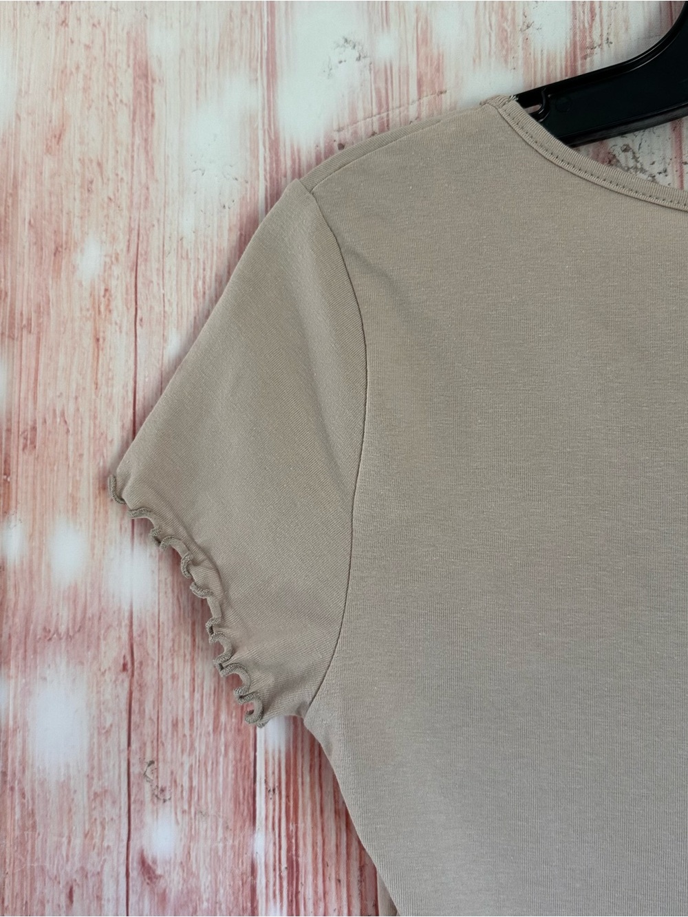 Divided H&M Tan Rolled Lettuce Raw Hem V Neck Short Sleeve Crop Top Size M NWT - Picture 8 of 9